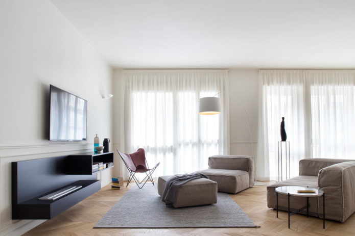 sivý koberec v obývacej izbe