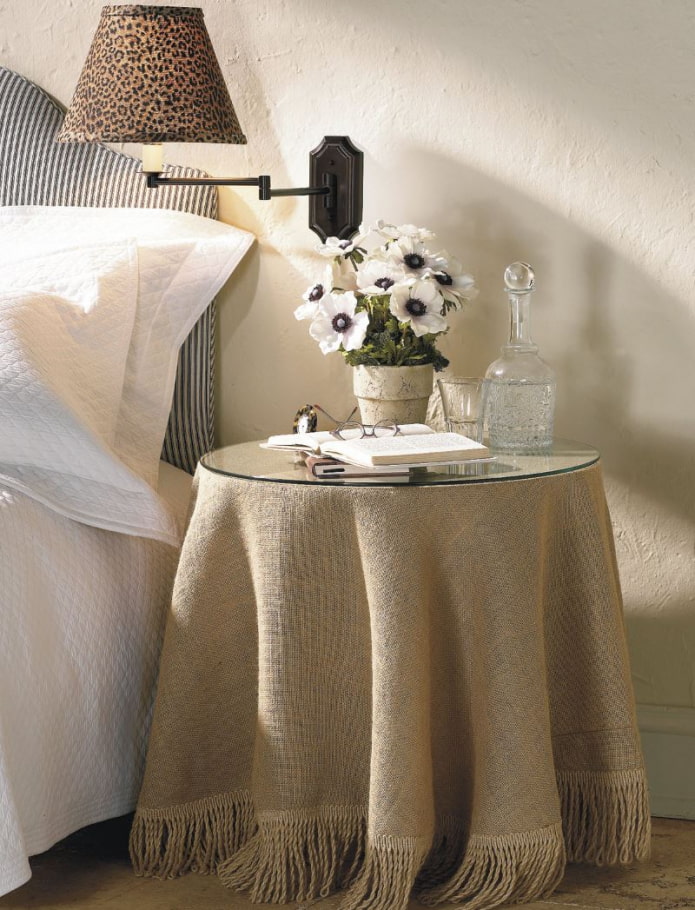 khăn trải bàn trên bàn cạnh giường
