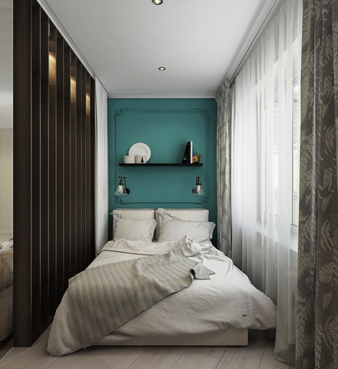 camera da letto stretta con una parete luminosa