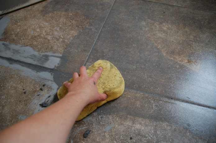 премахване на мазилка от пода