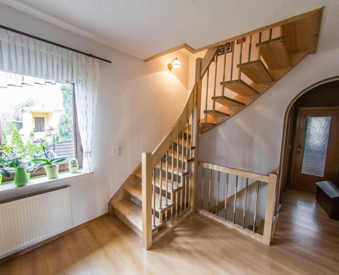 tangga sederhana di dalam rumah