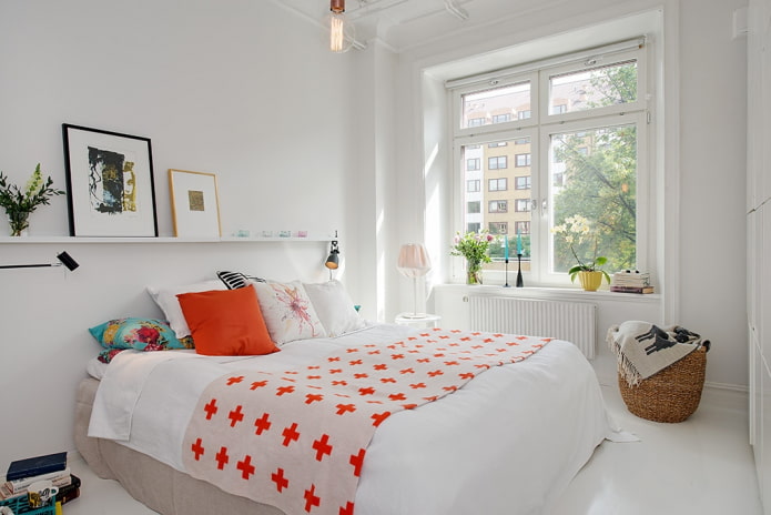 Biała mała sypialnia w stylu skandynawskim