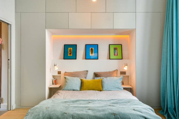 Accogliente camera da letto dai colori chiari