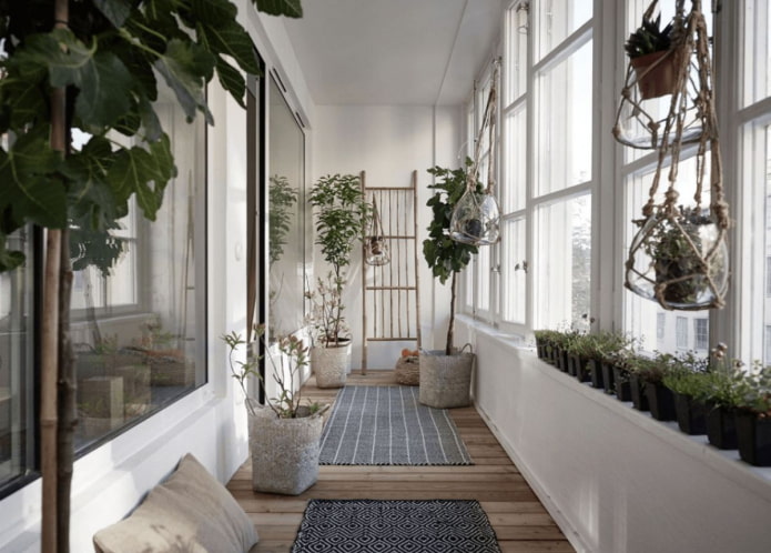 útulný balkon s rostlinami