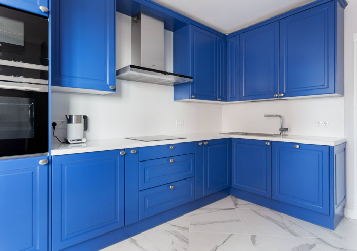 blåt køkken med sølvbeslag