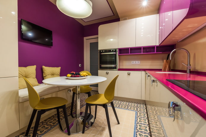 ярко лилава кухня с жълто