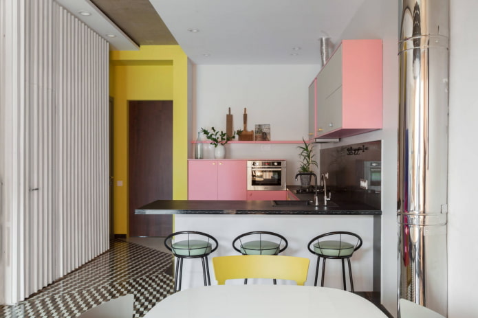 nhà bếp màu hồng với màu vàng