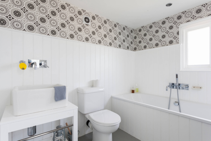 Panells i paper pintat en la decoració del bany