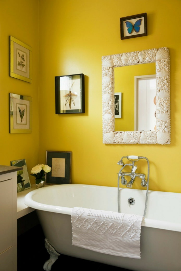 Geltonos sienos vonios kambaryje