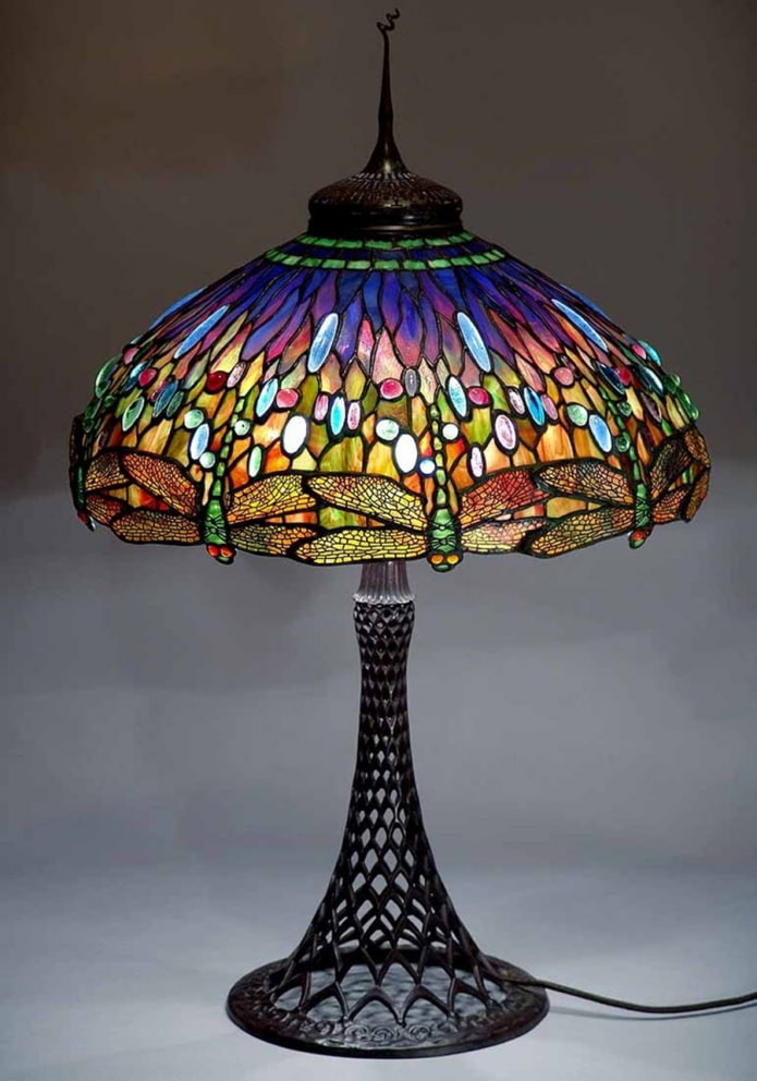 stolní lampa vyrobená z kovu a skla
