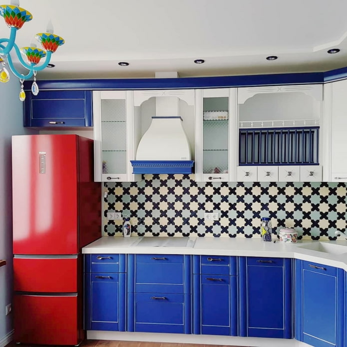 raudonas šaldytuvas virtuvėje