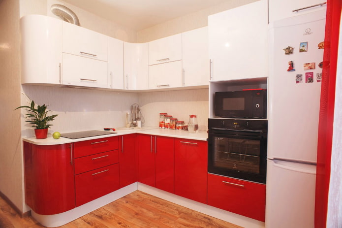rødt og hvidt køkken