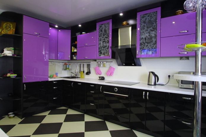 musta ja violetti keittiö