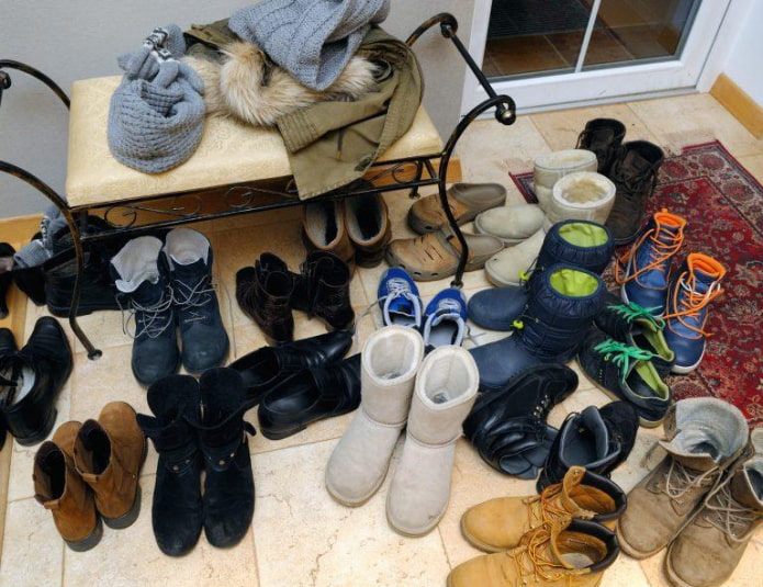Mucchio di scarpe nel corridoio