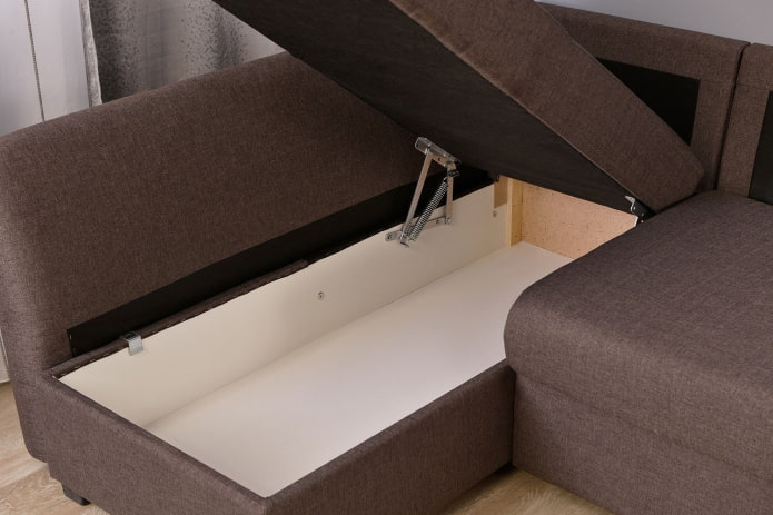kotak linen di sofa