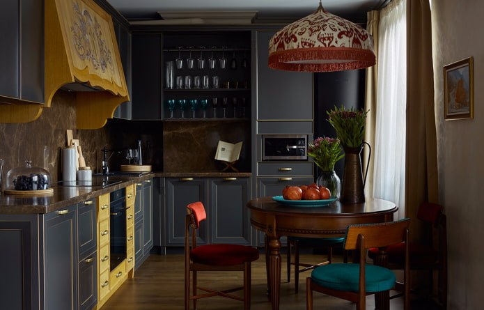 Tumša virtuve ar krāsainu kapuci