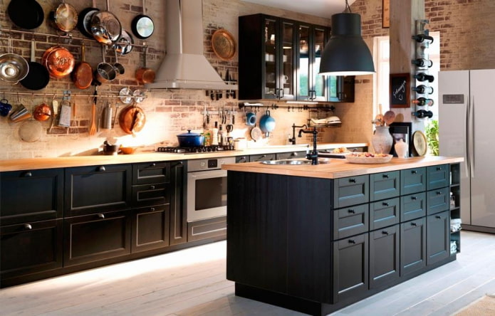 Donkere keuken met houten werkblad