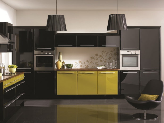 Juodos ir geltonos spalvos virtuvė