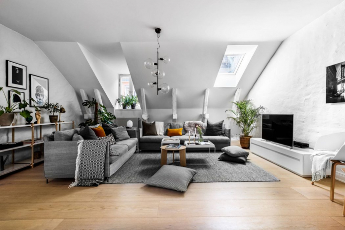 štýlová obývacia izba so šikmým bielym stropom