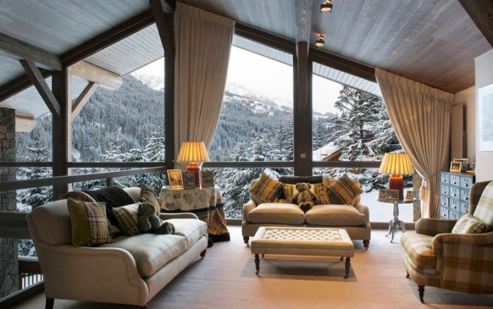 podkrovní obývací pokoj s panoramatickými okny