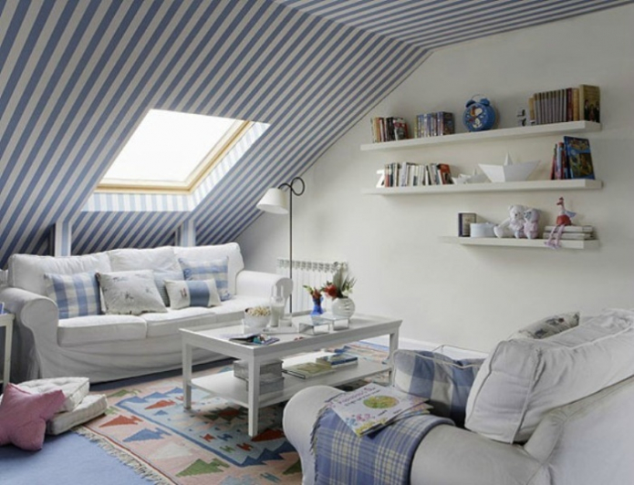 blauw en witte woonkamer op zolder