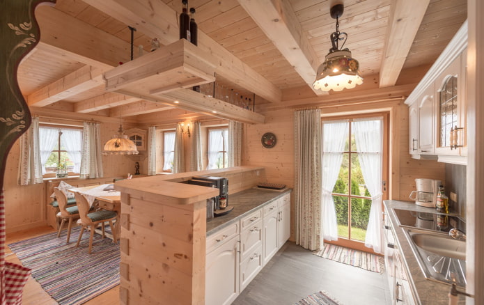 dřevěná kuchyň v domě