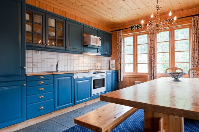Sininen lineaarinen keittiö