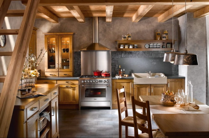 Κουζίνα με ξύλινη οροφή