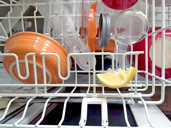 Lemon di mesin basuh pinggan mangkuk