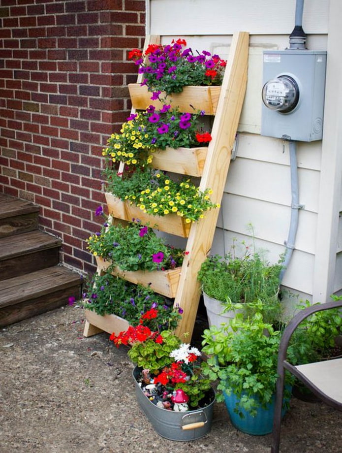 Flower bed in the form of a ladder