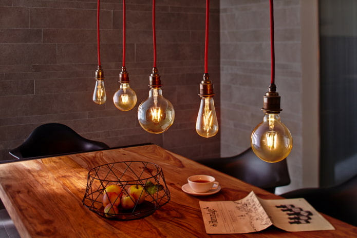 Edison-lamput pöydän yläpuolella