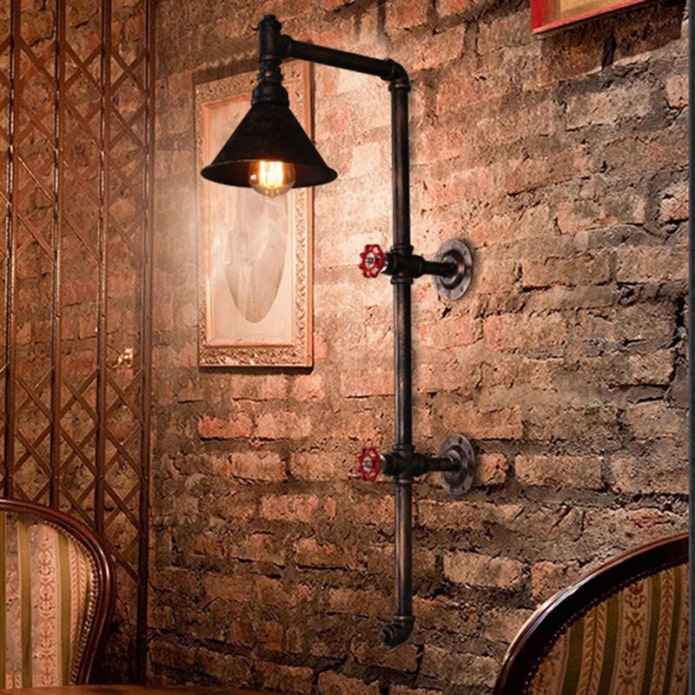Pramoninio stiliaus vamzdinė sieninė lempa