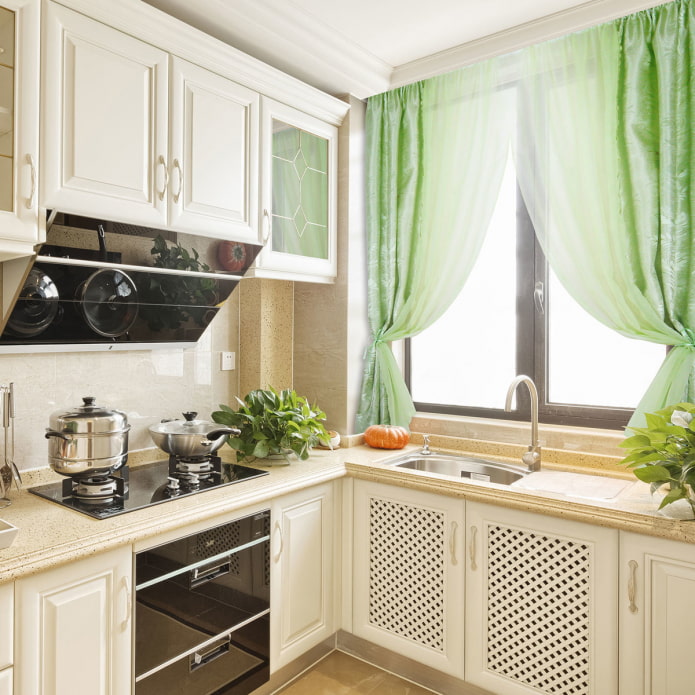 záclony v kuchyni s umývadlom pri okne