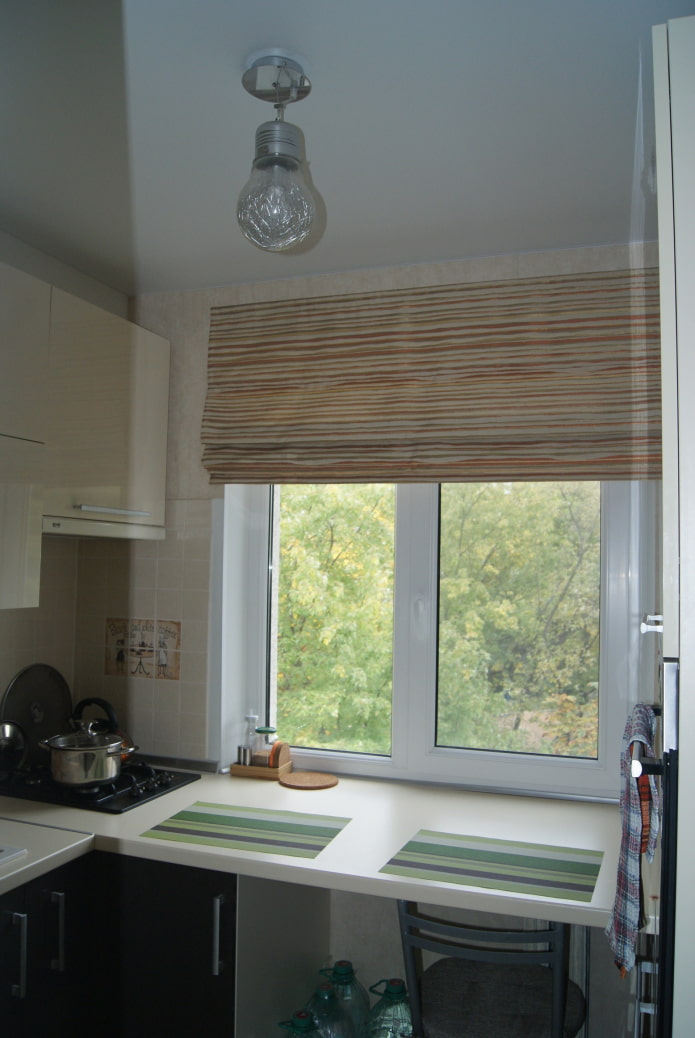stribede gardiner i køkkenet