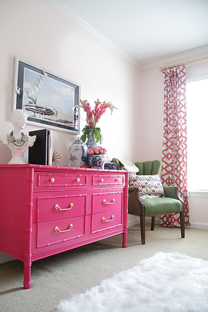Růžová komoda v obývacím pokoji