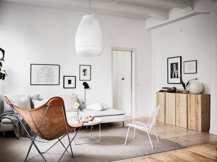 Obývací pokoj ve skandinávském stylu s dřevěnou komodou