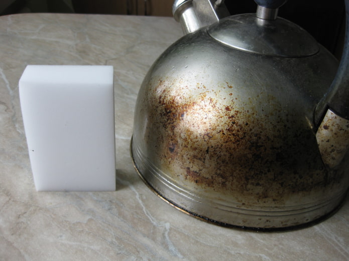 vask kedlen med en svamp