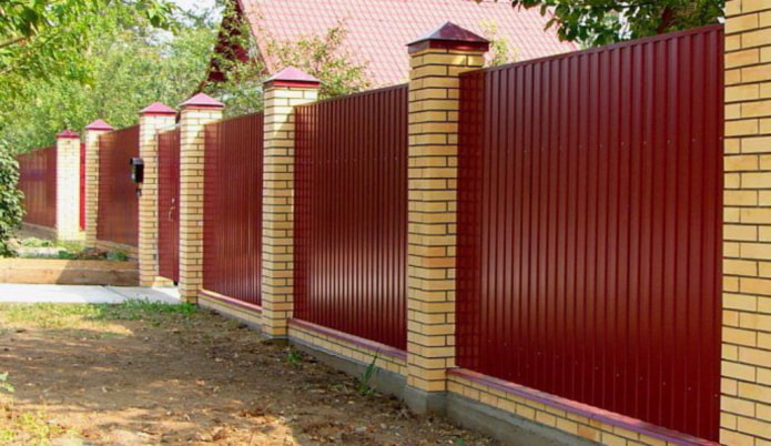 Gofruota tvora su plytų kolonomis
