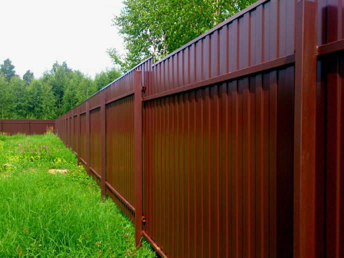 Una recinzione in cartone ondulato senza fondamenta