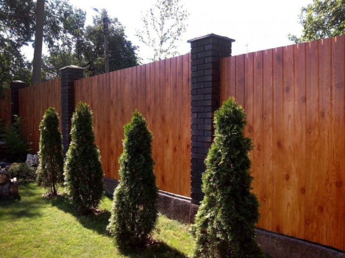 Hàng rào làm bằng tấm giả gỗ định hình