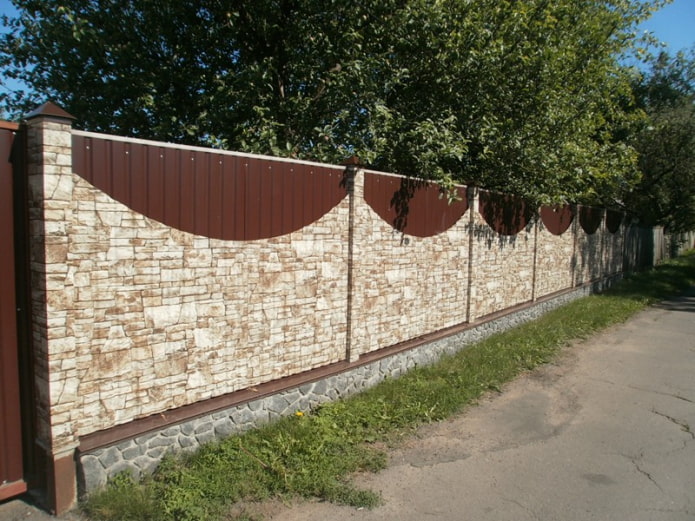 Une clôture de deux types de tôle profilée
