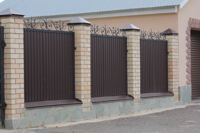 Hàng rào làm bằng tấm định hình với rèn và gạch