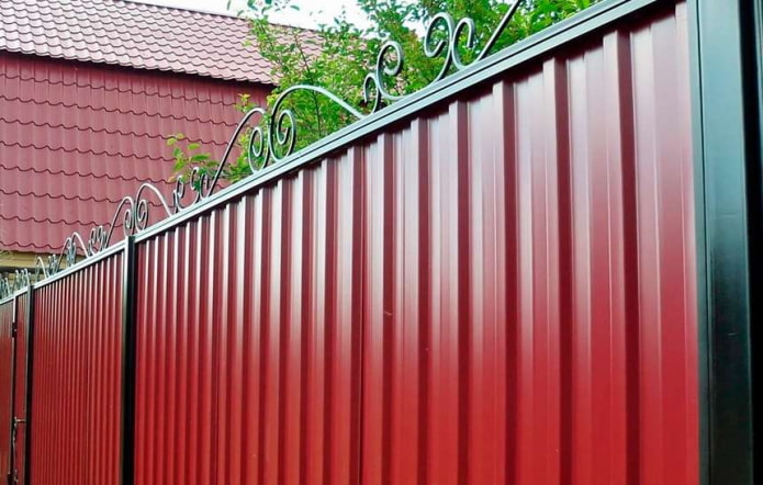 Hàng rào màu đỏ làm bằng tấm định hình với các yếu tố rèn