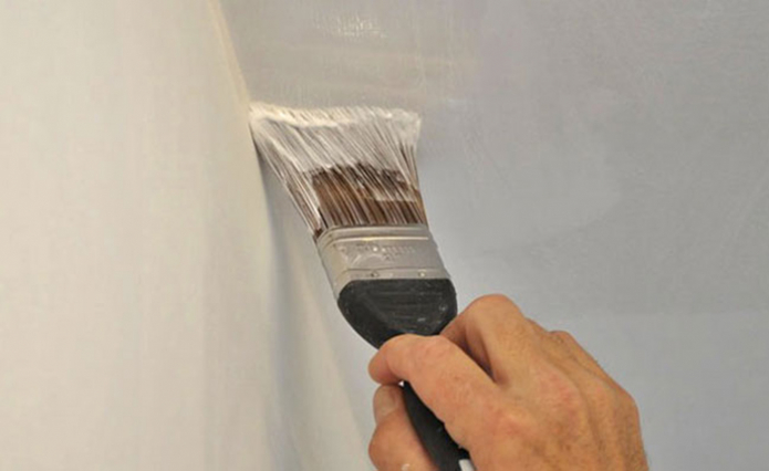 Malowanie pędzlem spoin sufitu i ścian