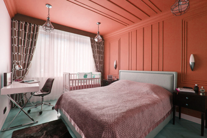 Camera da letto con soffitto color pesca