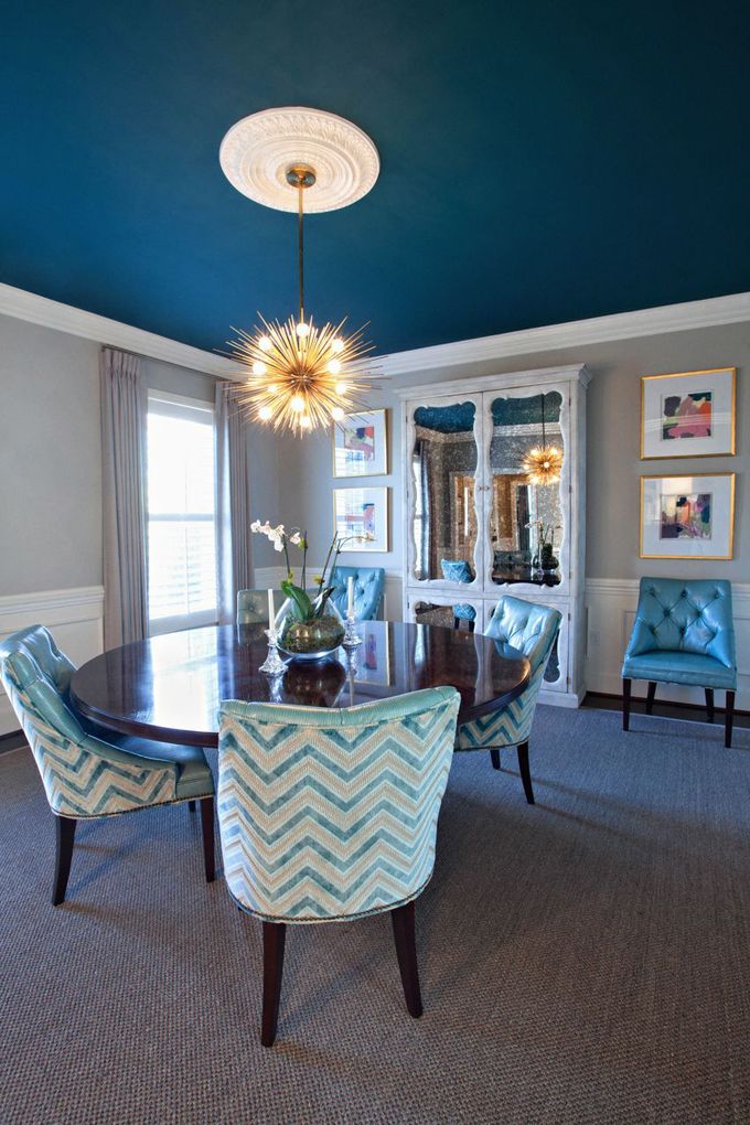 Obývacia izba s matným modrým stropom
