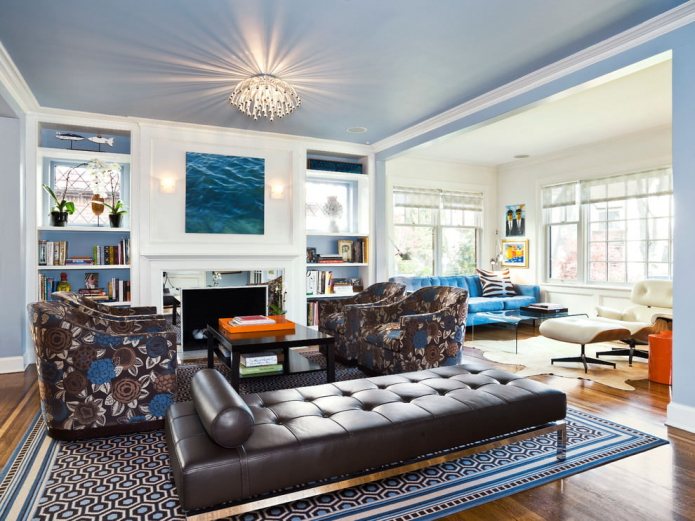 Modro maľovaný strop v obývacej izbe