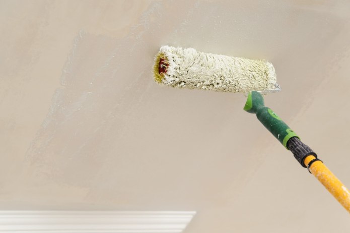 Dipingere il soffitto con un rullo