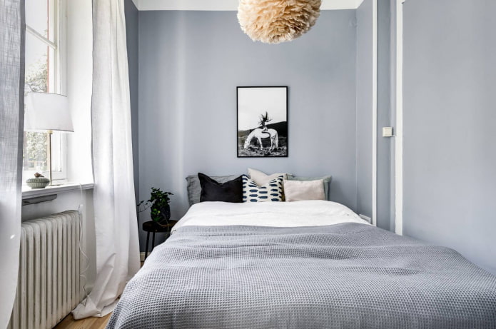 cortines blanques al dormitori gris