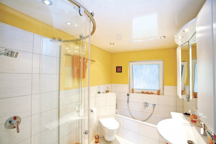 חדר אמבטיה לבן וצהוב